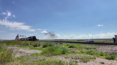 Buhar treni 2816 Kanada ovalarında seyahat ediyor.