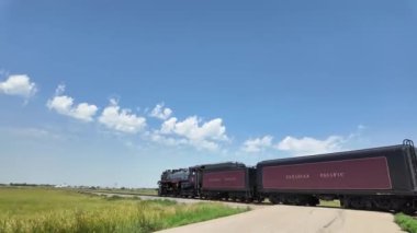 Buhar treni 2816 Kanada ovalarında seyahat ediyor.