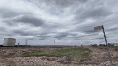 Buhar treni 2816 Kanada ovalarında seyahat ediyor.