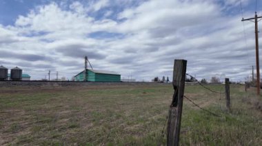 Buhar treni 2816 Kanada ovalarında seyahat ediyor.