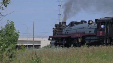 Buhar treni 2816 Kanada ovalarında seyahat ediyor.