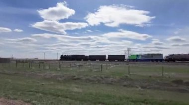 Buhar treni 2816 Kanada ovalarında seyahat ediyor.