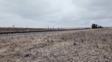 Buhar treni 2816 Kanada ovalarında seyahat ediyor.