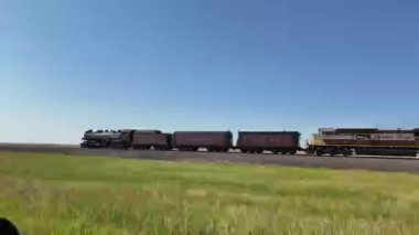 Buhar treni 2816 Kanada ovalarında seyahat ediyor.