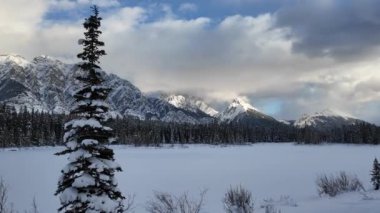 Kanada kayalık dağlarında kışın