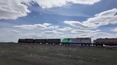 Buhar treni 2816 Kanada ovalarında seyahat ediyor.