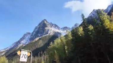 Kanada Kayalıkları 'nda seyahat ediyorum.