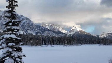 Kanada kayalık dağlarında kışın