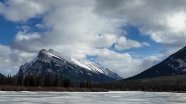 Kanada Rocky Dağları kışın sonlarında