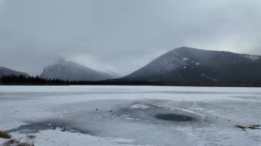 Kanada Rocky Dağları kışın sonlarında