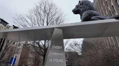 Toronto hukuk ve demokrasi heykeli