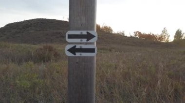 Oklar yolda yön gösteriyor