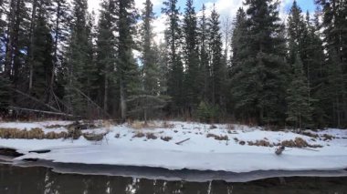 Kanada Kayalıkları kışın sonunda