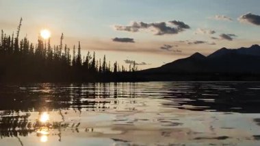 Yazın ilk günbatımında Kanada Kayalıklarında