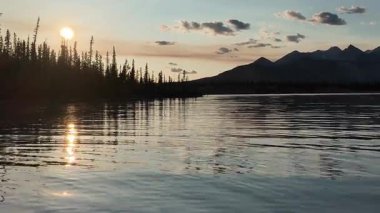 Yazın ilk günbatımında Kanada Kayalıklarında