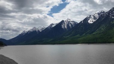 Kinbasket Gölü İngiliz Kolombiyası Yazın başında