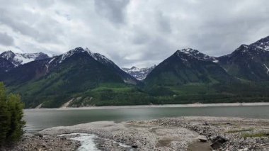 Kinbasket Gölü İngiliz Kolombiyası Yazın başında