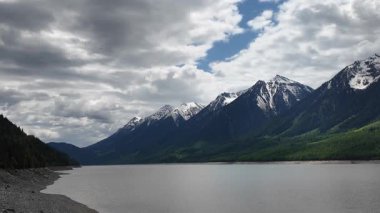 Kinbasket Gölü İngiliz Kolombiyası Yazın başında