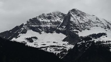 Kanada Kayalıkları 'nda yaz başında zaman aşımı