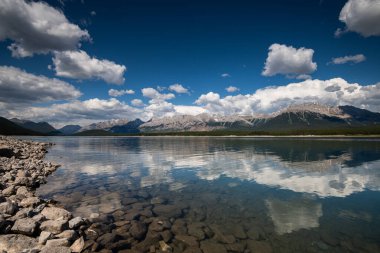 Dağlardaki güzel göl