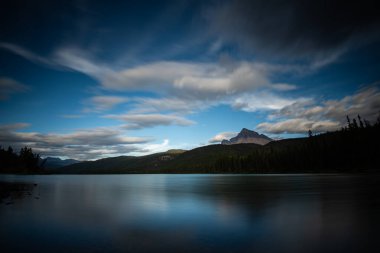 Dağlarda gölü olan güzel bir manzara.