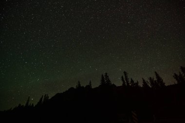 Yıldızlarla ve dağlarda Samanyolu ile gece gökyüzü