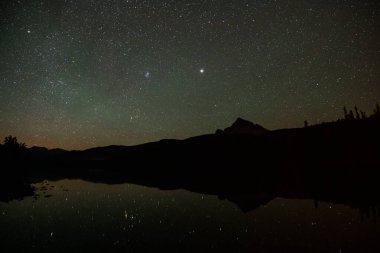 Göl üzerinde yıldızlı gece gökyüzü