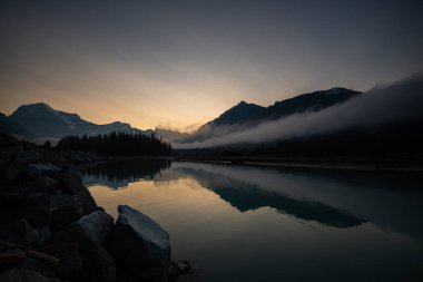 Sabahları dağlı göl, gün doğumu.