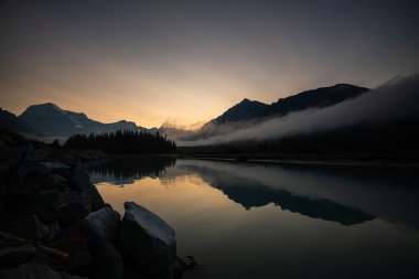 Gölün üzerinde güzel bir gün batımı