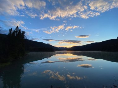 gün batımı göl Dağları üzerinde