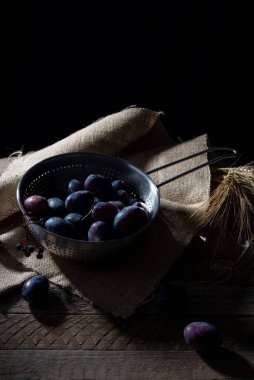 Karanlık bir arka planda eriklerle dolu dramatik bir sonbahar. Kırsal.