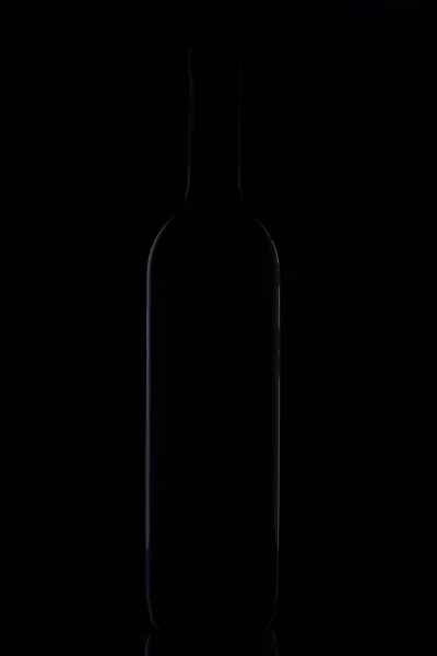 黑色底色的红葡萄酒玻璃瓶 — 图库照片