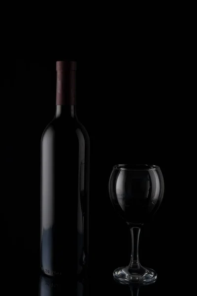 Botella Vino Tinto Con Vidrio Sobre Fondo Espejo Negro —  Fotos de Stock