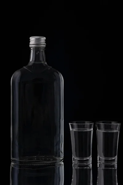 Gin Flaska Med Shot Glasögon Svart Bakgrund — Stockfoto
