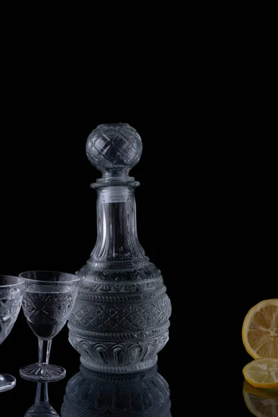 Decantador Vodka Con Vasos Chupito Limón Sobre Fondo Negro —  Fotos de Stock