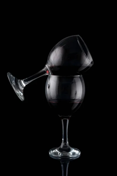 Ποτήρια Ένα Πάνω Στο Άλλο Κόκκινο Κρασί Μαύρο Φόντο — Φωτογραφία Αρχείου