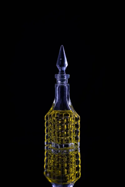 Garrafa Cristal Perfume Vintage Fundo Preto — Fotografia de Stock