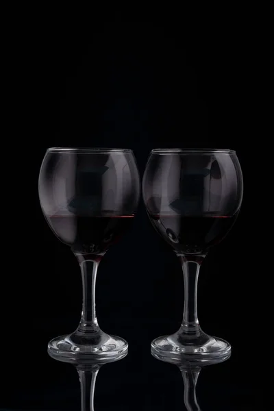 Ποτήρια Κόκκινο Κρασί Μαύρο Φόντο Αντανάκλαση — Φωτογραφία Αρχείου