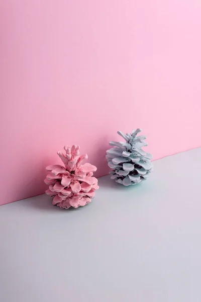 Noel Minimalist Kavramı Pembe Mavi Boya Noel Konileri — Stok fotoğraf