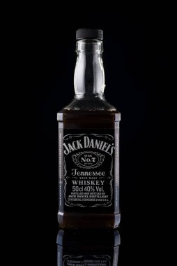 Ekim 2022. Ukrayna. Krivoy Rog. Siyah arka planda bir şişe viski..