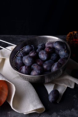 Karanlık bir arka planda eriklerle dolu dramatik bir sonbahar. Kırsal.