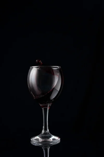 Glas Rött Vin Svart Bakgrund — Stockfoto
