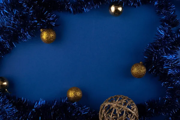简约的概念圣诞或新年圣诞平底锅 深蓝色背景的圣诞玩具 — 图库照片