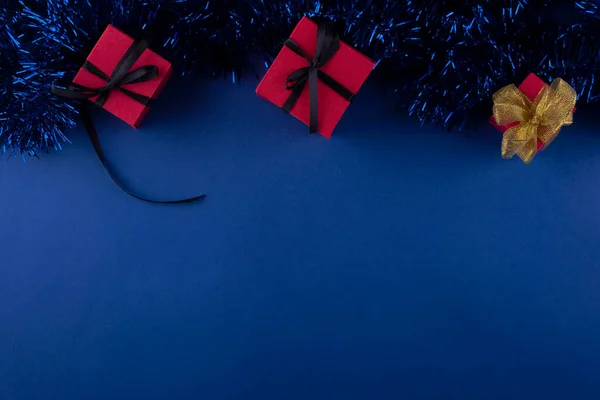 Різдвяна Композиція Мінімалістичний Темно Синій Фон Подарунками Різдвяними Прикрасами — стокове фото