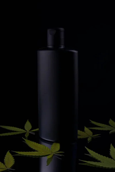 Hampschampo Svart Schampo Flaska Med Cannabis Svart Bakgrund — Stockfoto