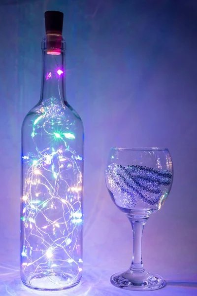 Jul Garland Flaska Med Ett Glas Grå Bakgrund — Stockfoto