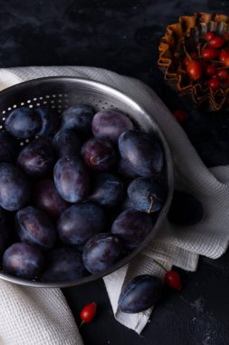 Karanlık bir arka planda eriklerle dolu dramatik bir sonbahar. Kırsal.