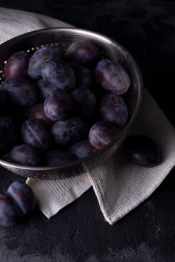 Karanlık bir arka planda eriklerle dolu dramatik bir sonbahar. Kırsal.