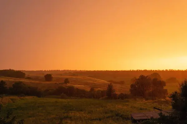 素朴なオレンジの夕日ウクライナの夕日風景グラデーション曇りの空 ストックフォト