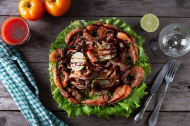 Sıcak deniz ürünleri salatası Taze yaz natürmortu.